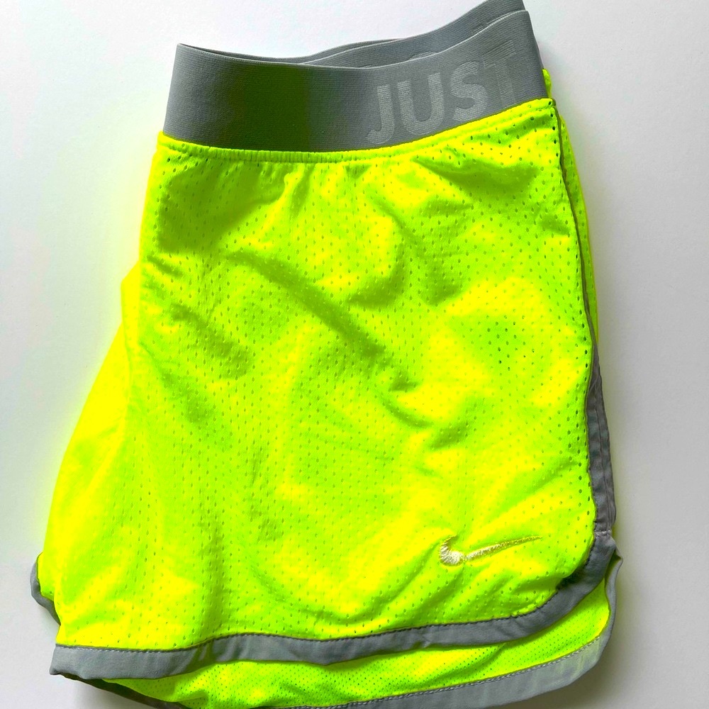 BRIGHT and COMFY NIKE DRI- FIT KNOCKOUT Shorts!! - Picture 3 of 4